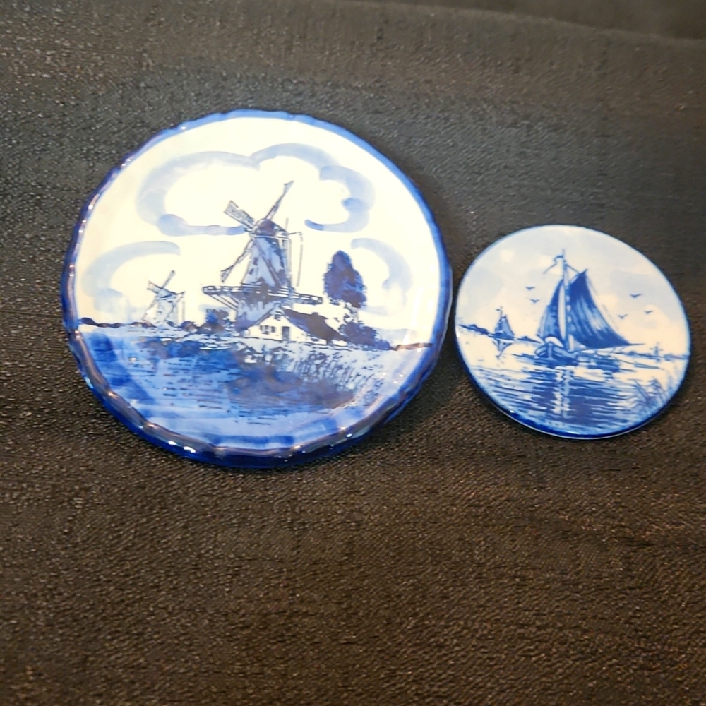 VINTAGE SET OF 2 MINI DELFT HOLLAND HAND PAINTED WALL DECOR PLATES.
